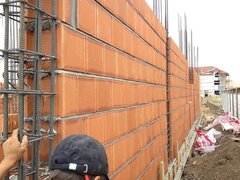 Case la rosu, materiale + manopera